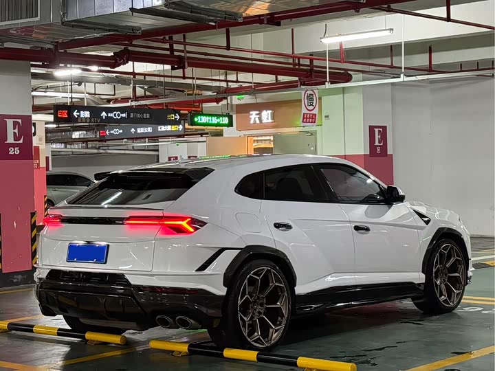 Фото 10 - Lamborghini Urus