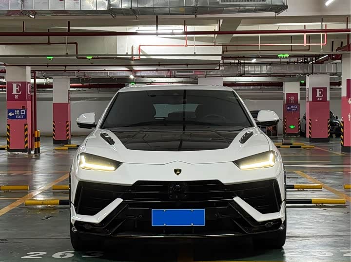 Фото 2 - Lamborghini Urus