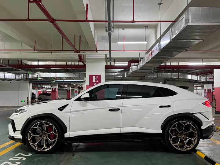 Фото 3 - Lamborghini Urus