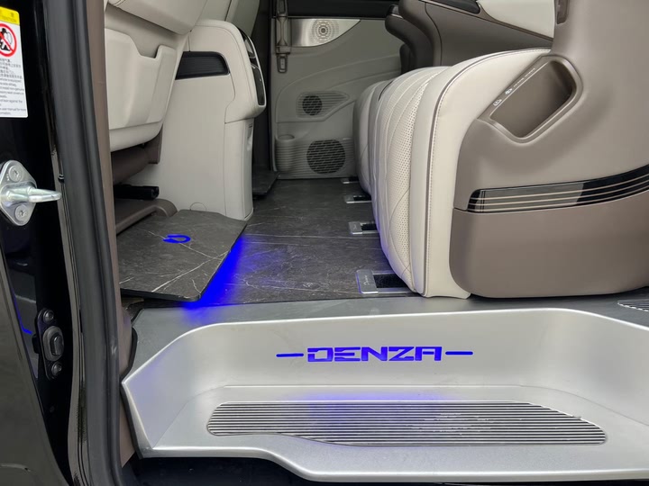 Фото 26 - Denza D9