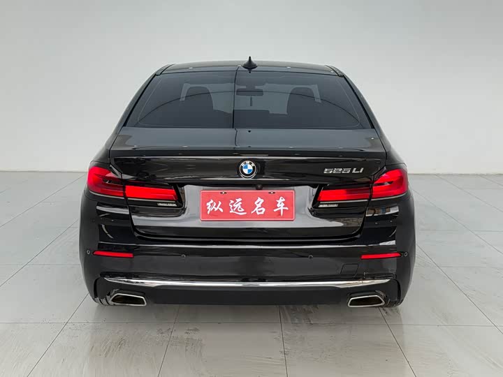 Фото 18 - BMW 5 Series