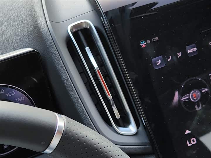 Фото 12 - Hongqi HS3 Hybrid