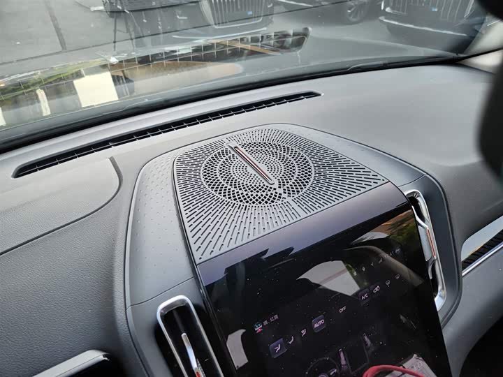 Фото 14 - Hongqi HS3 Hybrid