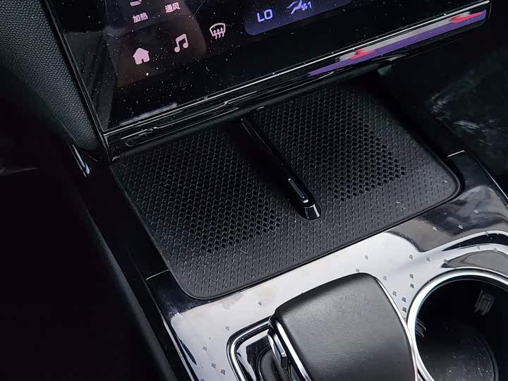 Фото 15 - Hongqi HS3 Hybrid