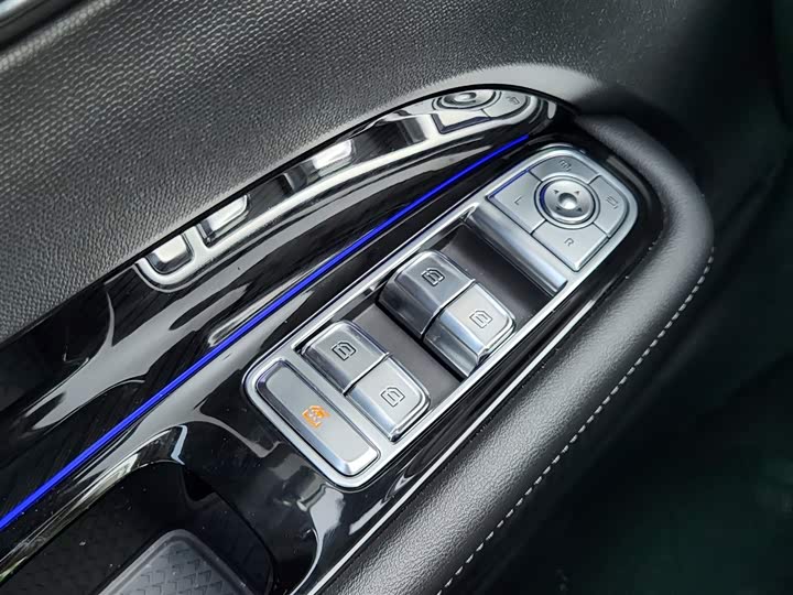 Фото 17 - Hongqi HS3 Hybrid