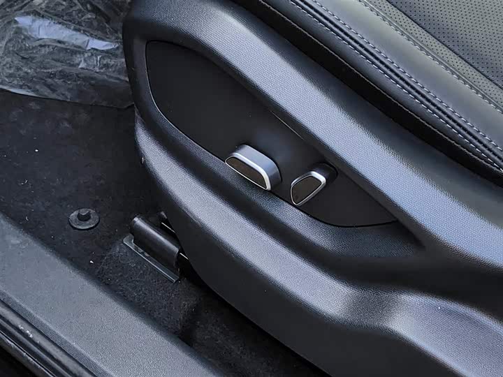 Фото 25 - Hongqi HS3 Hybrid