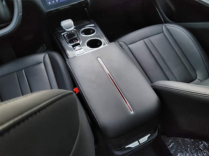 Фото 27 - Hongqi HS3 Hybrid