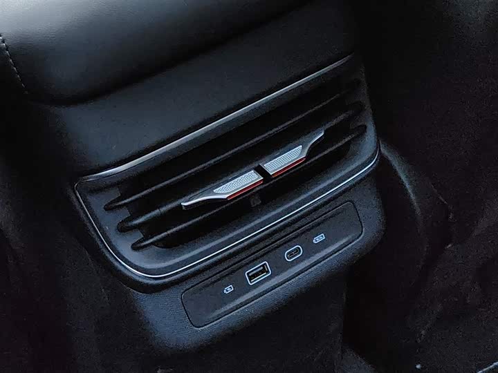 Фото 30 - Hongqi HS3 Hybrid