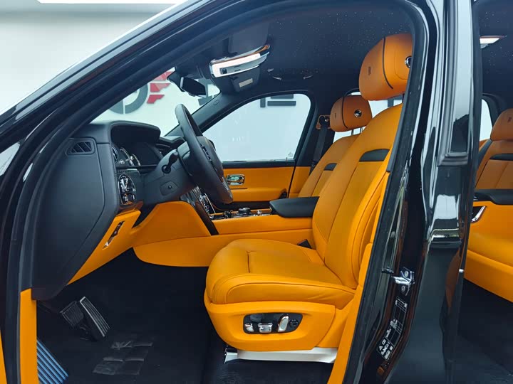 Фото 6 - Rolls-Royce Cullinan