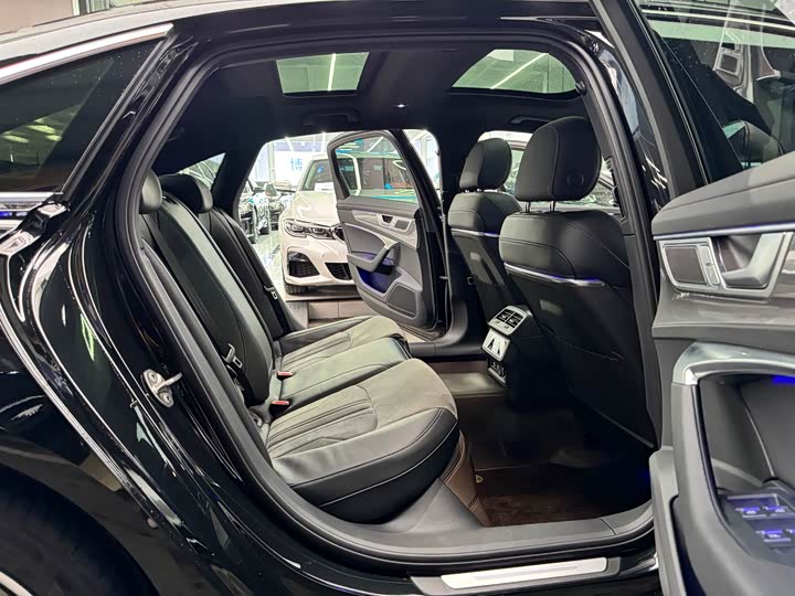 Фото 16 - Audi A6L