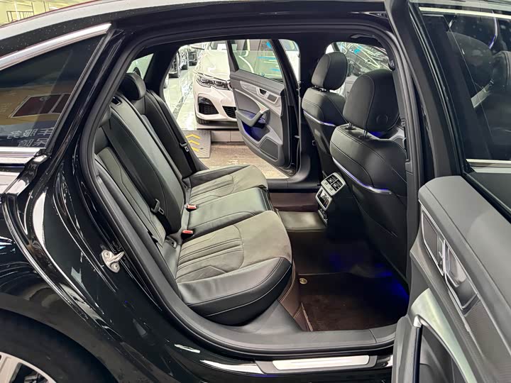 Фото 17 - Audi A6L