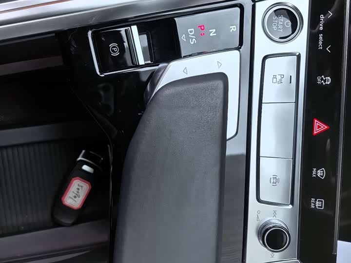 Фото 16 - Audi e-tron