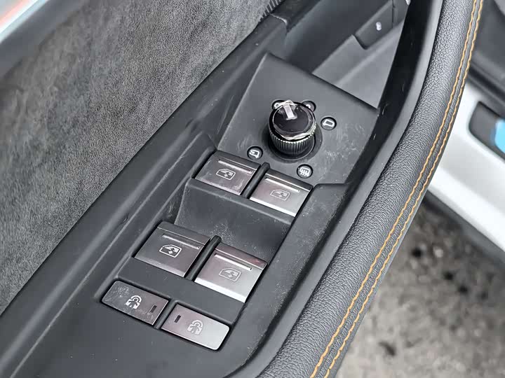 Фото 22 - Audi e-tron