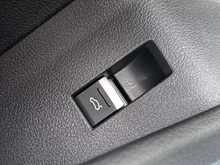 Фото 24 - Audi e-tron