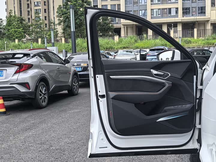 Фото 26 - Audi e-tron