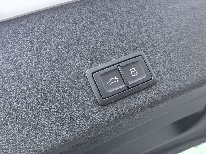 Фото 30 - Audi e-tron