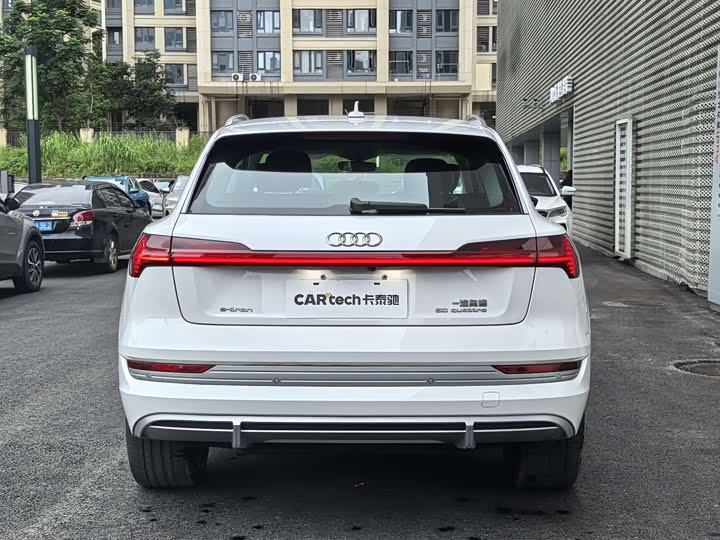 Фото 32 - Audi e-tron