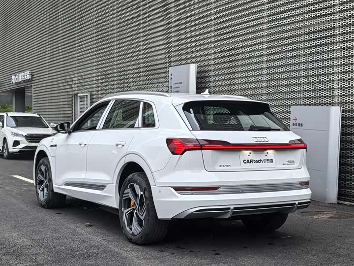 Фото 33 - Audi e-tron