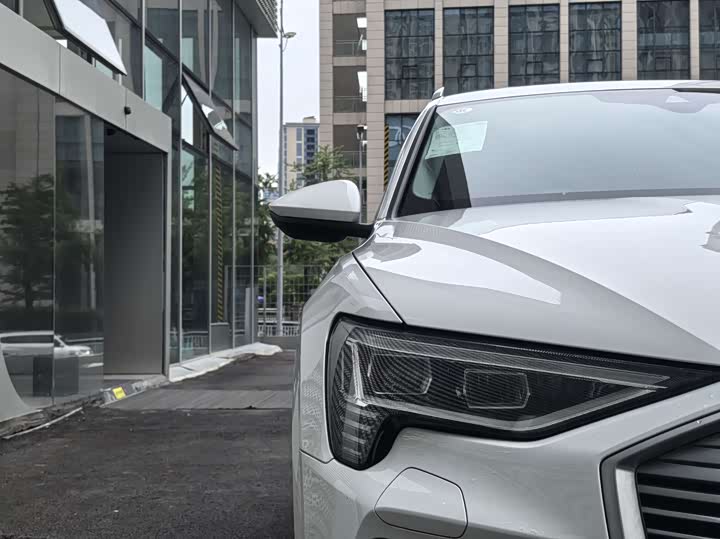 Фото 4 - Audi e-tron