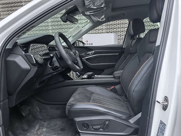 Фото 6 - Audi e-tron