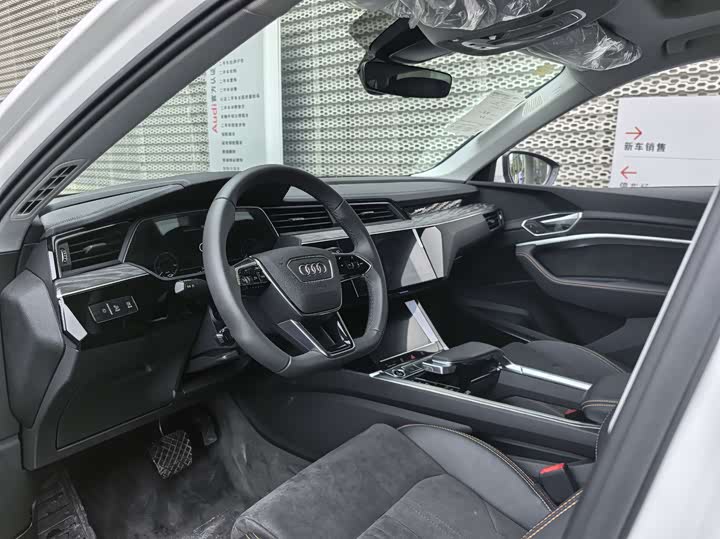 Фото 7 - Audi e-tron