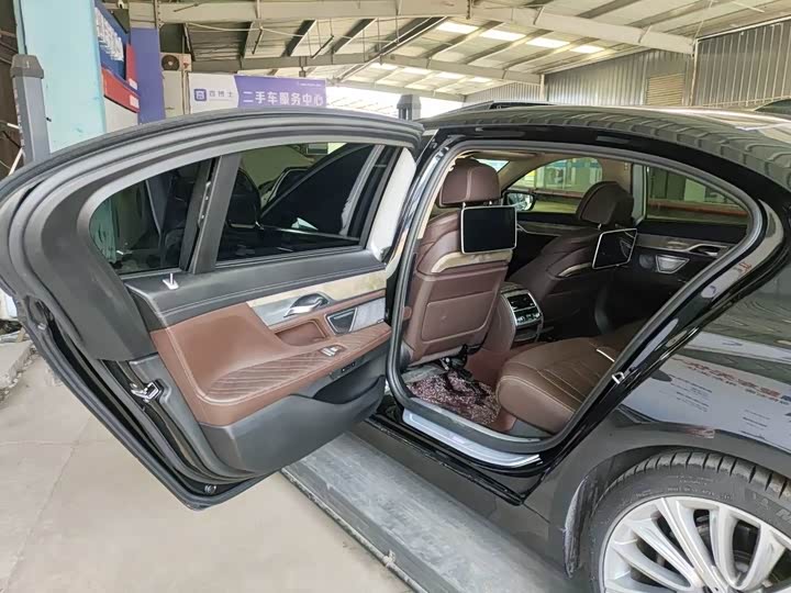 Фото 5 - BMW 7 Series