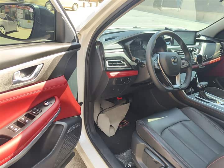 Фото 16 - Changan CS75