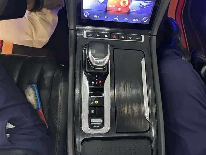 Фото 10 - Hongqi H5