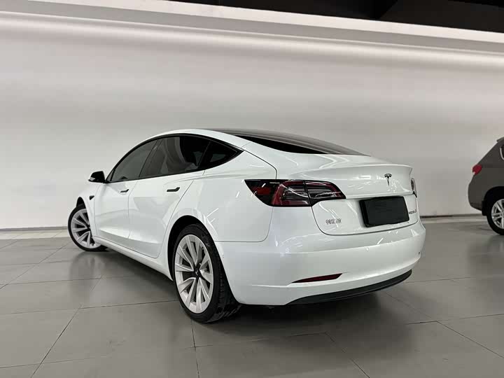 Фото 4 - Tesla Model 3