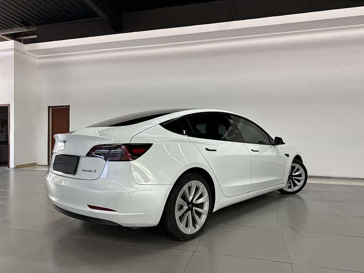 Фото 6 - Tesla Model 3