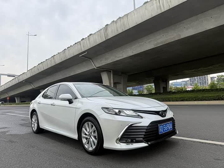 Фото 10 - Toyota Camry