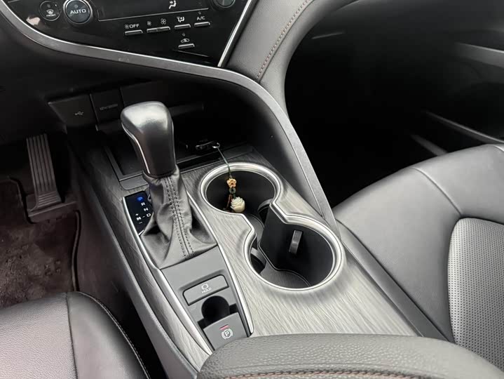 Фото 11 - Toyota Camry