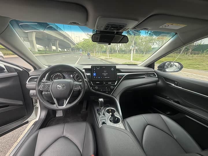 Фото 12 - Toyota Camry