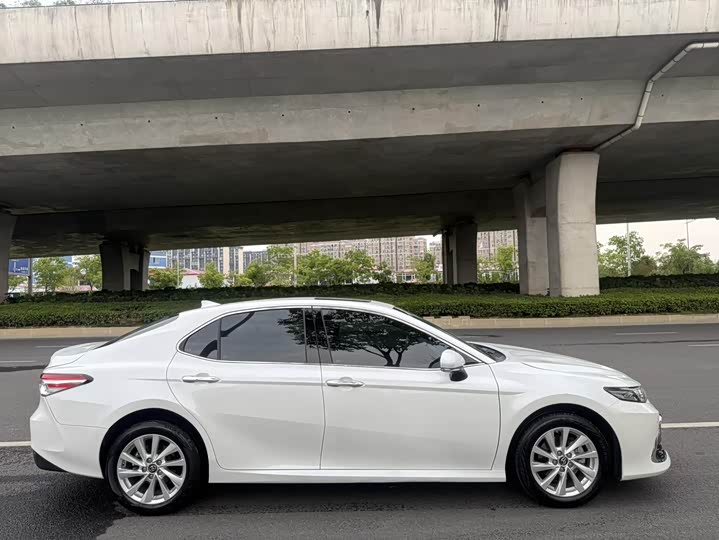 Фото 2 - Toyota Camry