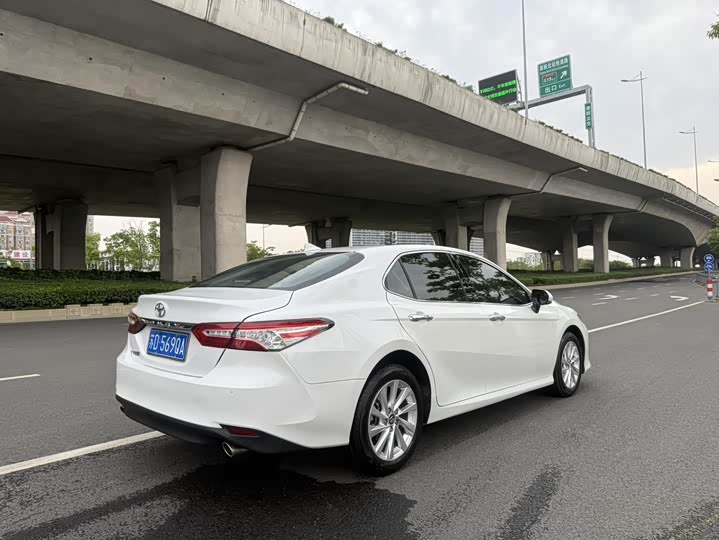 Фото 4 - Toyota Camry