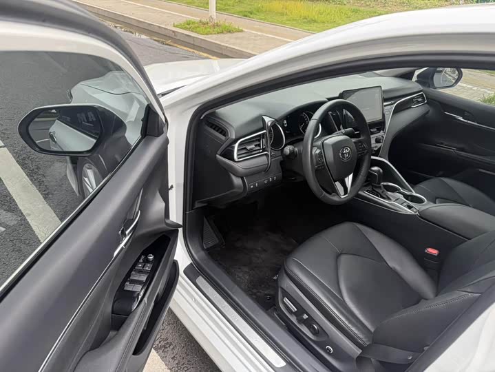 Фото 5 - Toyota Camry