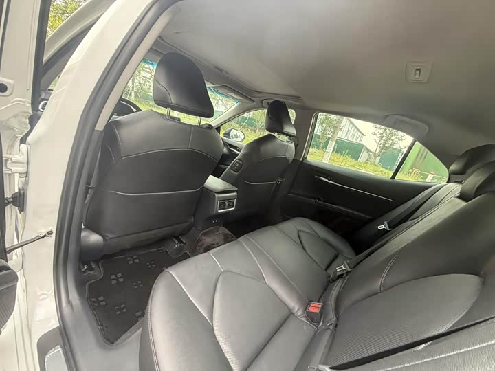 Фото 6 - Toyota Camry