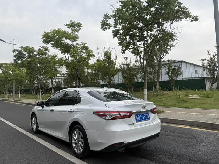 Фото 8 - Toyota Camry