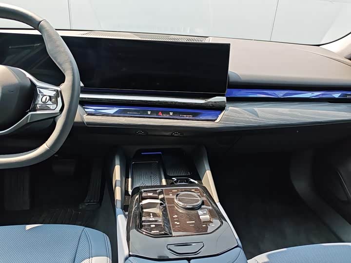 Фото 11 - BMW i5