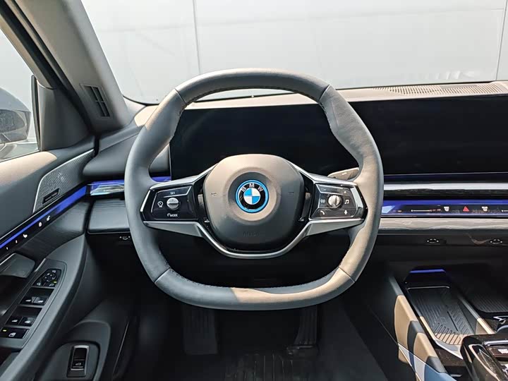 Фото 13 - BMW i5