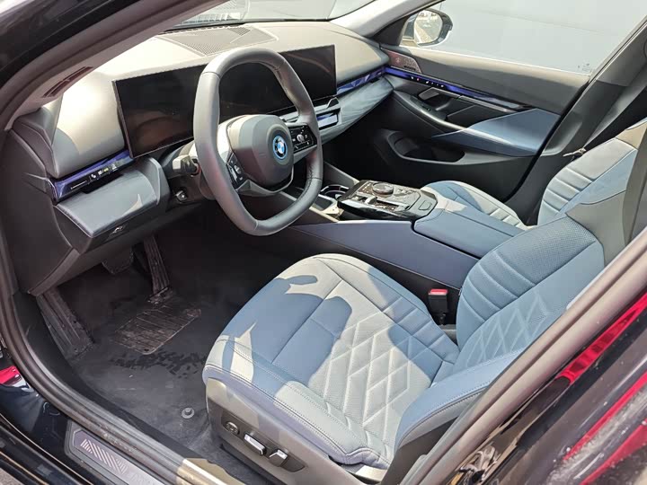 Фото 14 - BMW i5