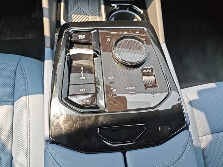 Фото 15 - BMW i5