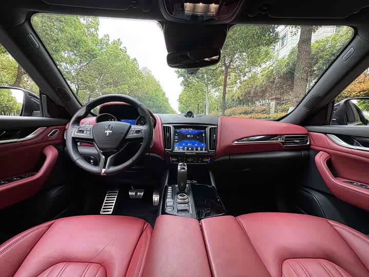 Фото 10 - Maserati Levante