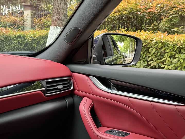 Фото 11 - Maserati Levante