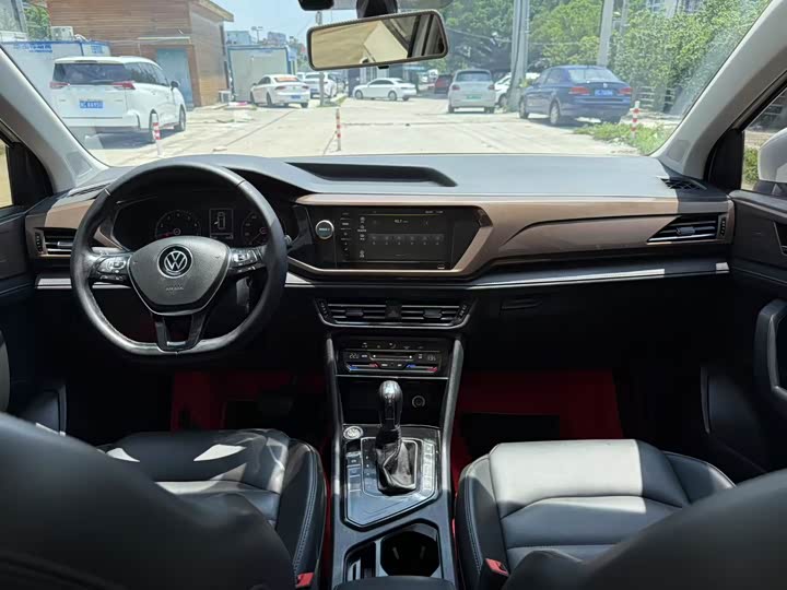 Фото 8 - Volkswagen Tharu