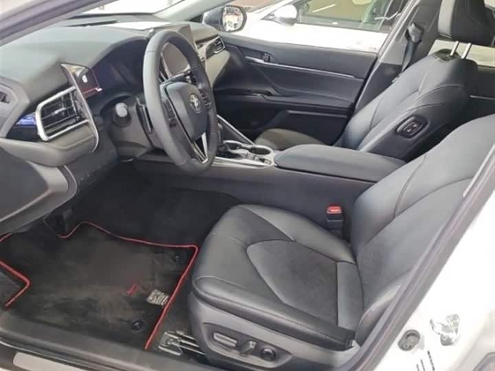 Фото 9 - Toyota Camry