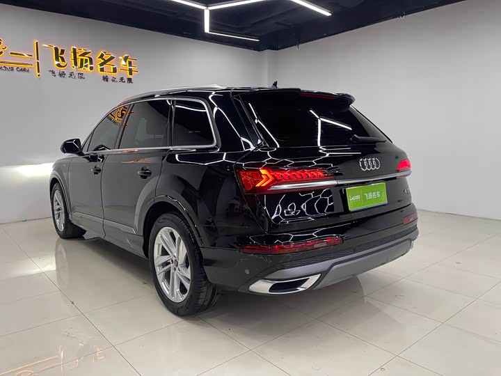 Фото 16 - Audi Q7