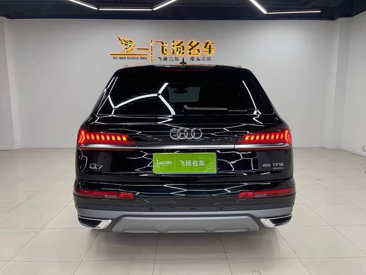 Фото 18 - Audi Q7