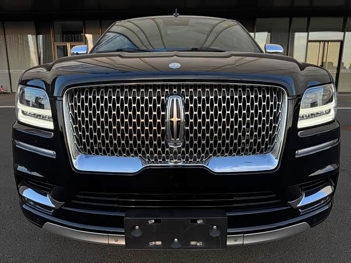 Фото 2 - Lincoln Navigator