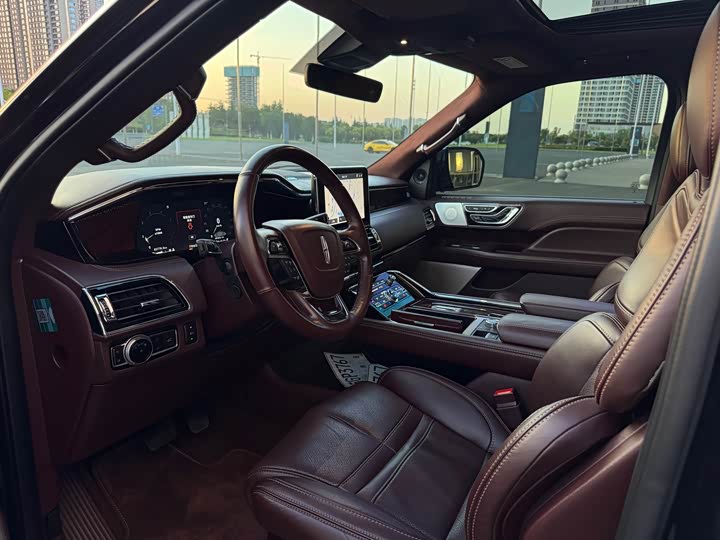 Фото 4 - Lincoln Navigator